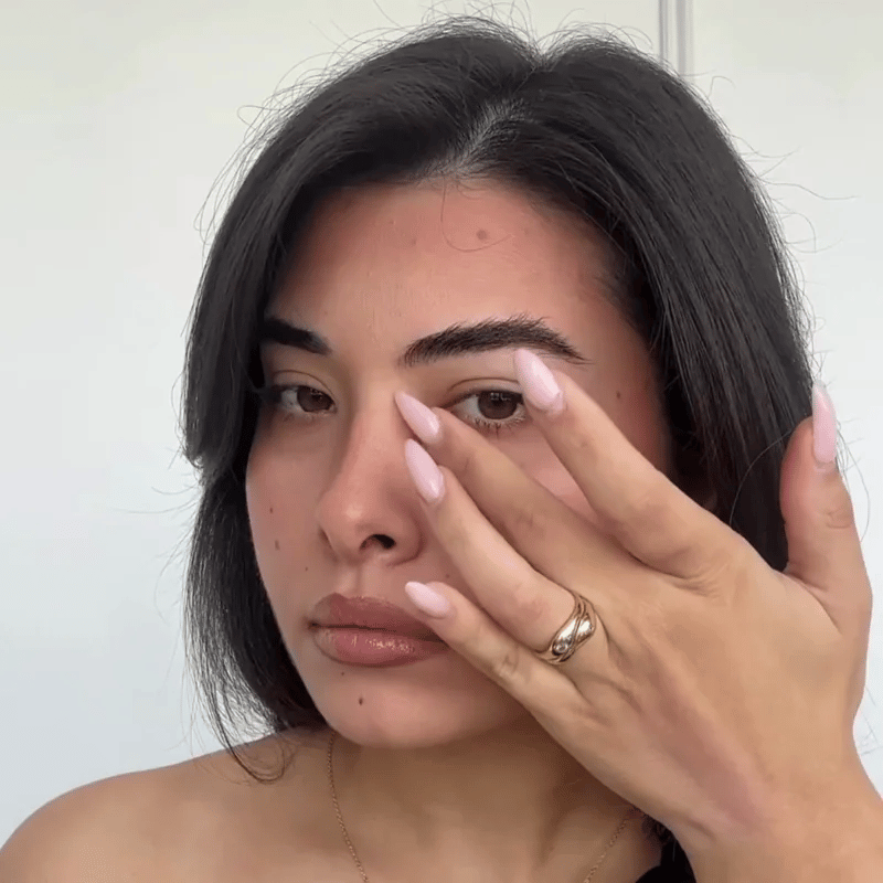 How to use the under-eye brightener